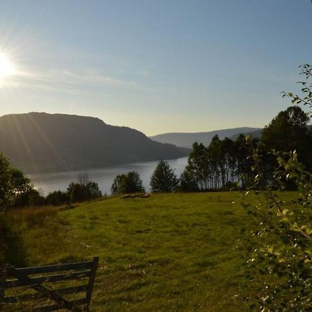 Stille Og Fredelig Ved Fjord Og Fjell Valsøybotn エクステリア 写真