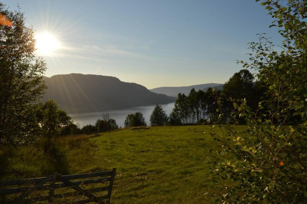 Stille Og Fredelig Ved Fjord Og Fjell Valsøybotn エクステリア 写真