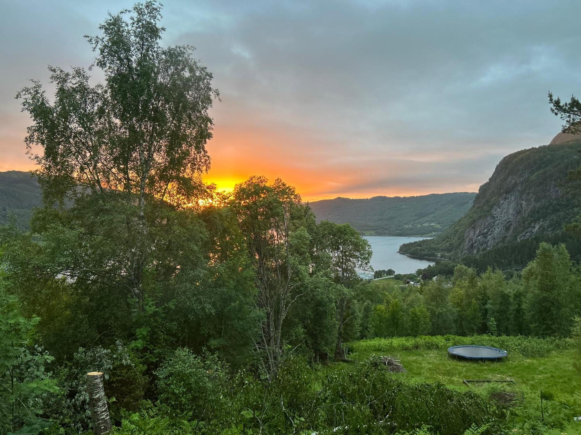 Stille Og Fredelig Ved Fjord Og Fjell Valsøybotn エクステリア 写真