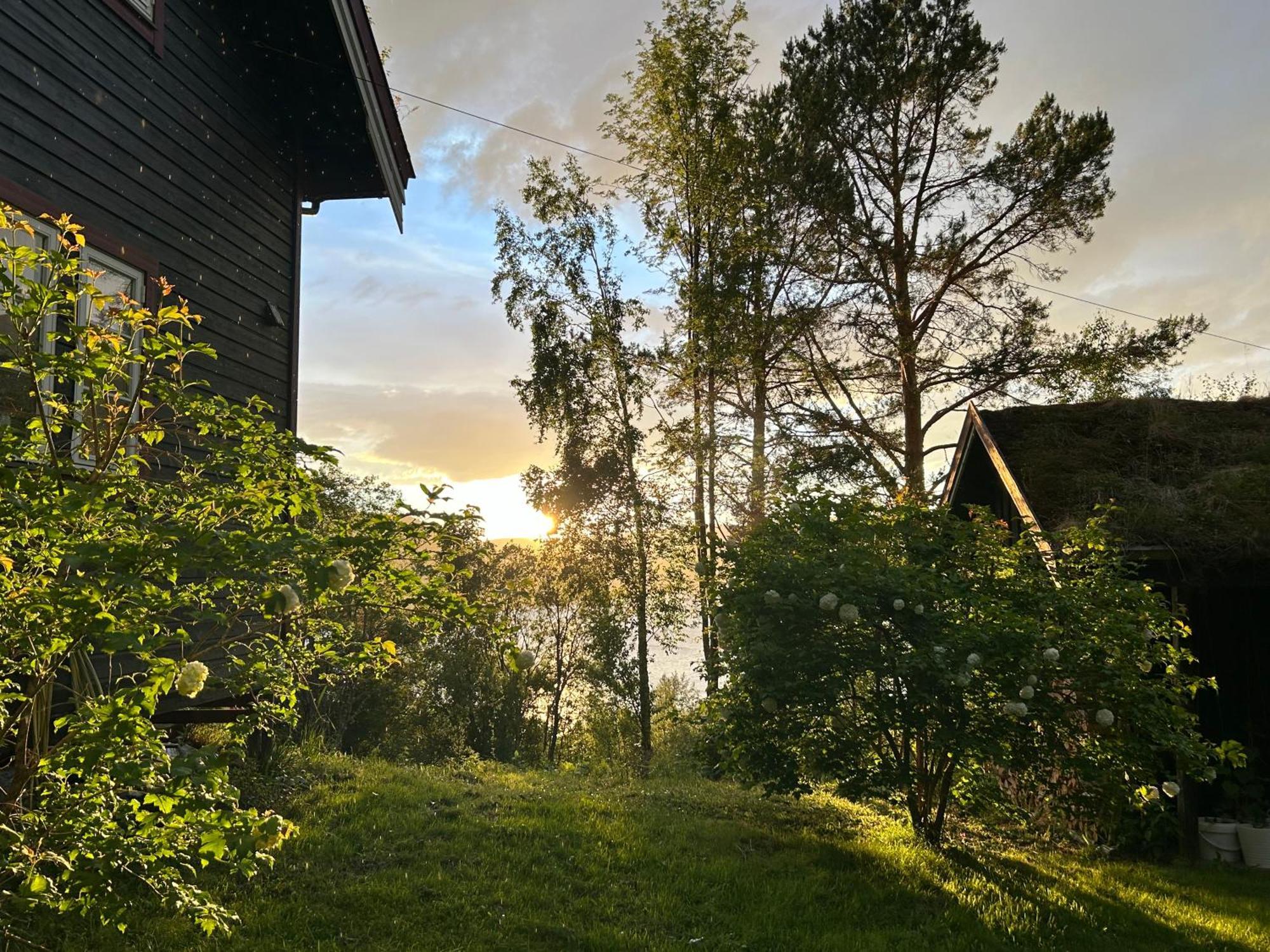 Stille Og Fredelig Ved Fjord Og Fjell Valsøybotn エクステリア 写真
